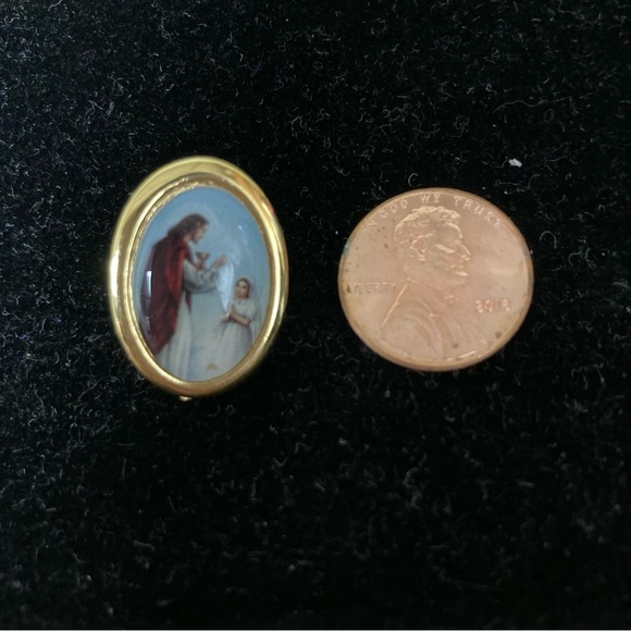 FREE w/ $5+ Bundle NIB Girls First Holy Communion Brass Tone Lapel Pin - Picture 2 of 4